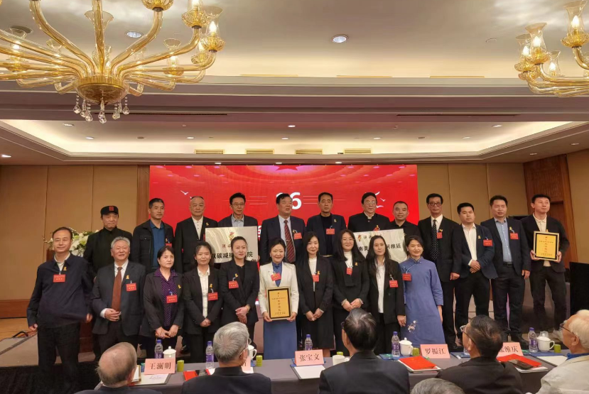 工作人员合影.png